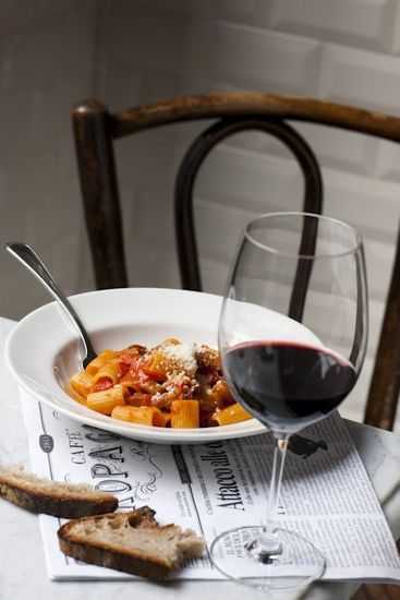 Vinos y Comidas. 3 Vinos y Comidas. • vino